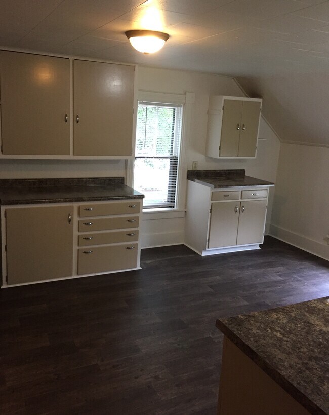 Large Eat-In Kitchen - 503 Middle