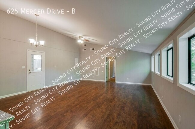 Building Photo - 625 Mercer Dr