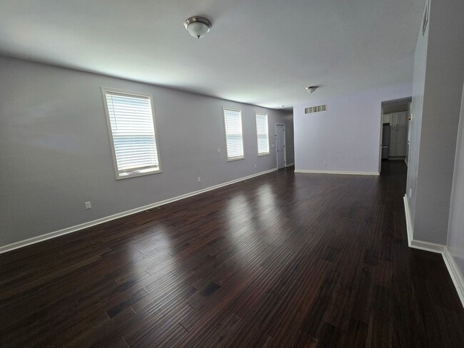 Building Photo - Super, Renovated 3 bed 1 bath! Available Now!