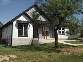 Building Photo - 1191 S Lake Dr