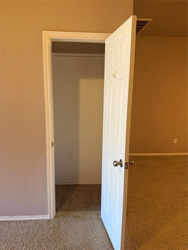 Building Photo - 400 S Castle Ridge Ln