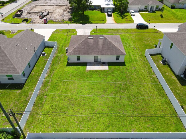 Foto del edificio - 4616 SW Carib St