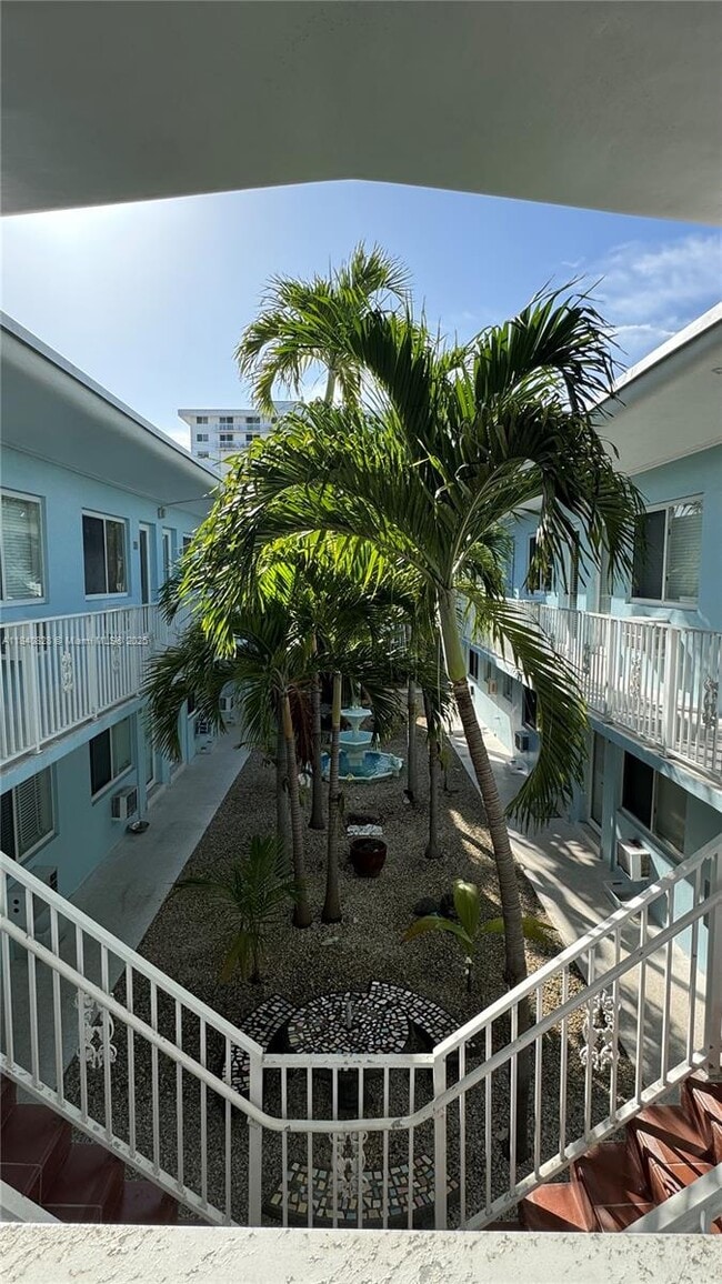 Building Photo - 401 Collins Ave