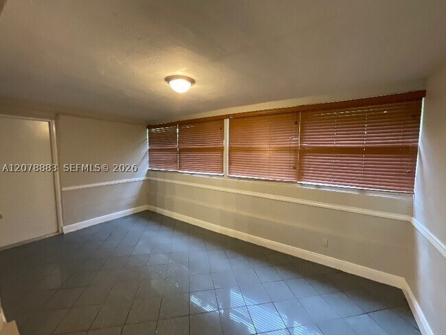 Foto del edificio - 2100 NW 74th Ave