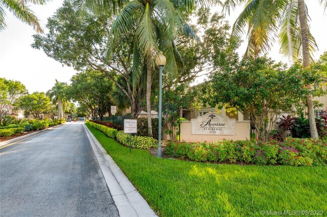 Foto del edificio - 2433 Centergate Dr