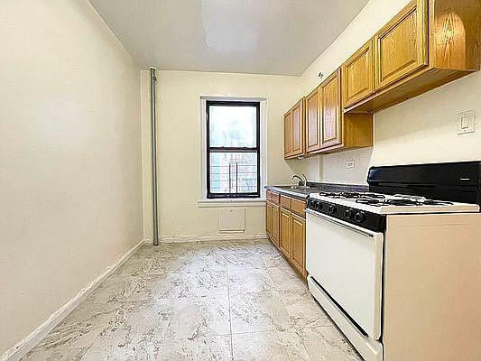 Foto del edificio - 3 bedroom in BRONX NY 10463