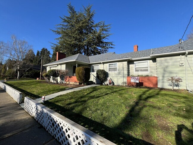 Foto del edificio - Charming Single-Level Corner-Lot Home with Bright Interiors, Open Kitchen & Room to Relax