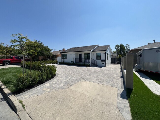 Building Photo - Newly Remodeled 3 Bed / 1.5 Bath Front House of Duplex