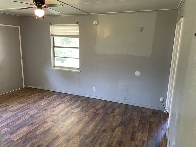 Building Photo - 2 Bedroom Queensborough Home