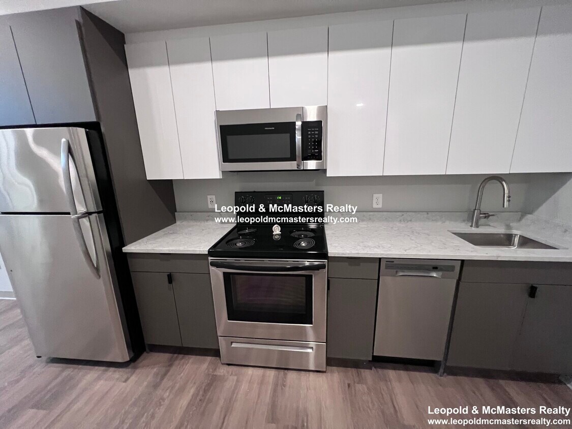 Primary Photo - 104 Hemenway St