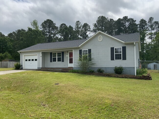 Building Photo - 3 Bedroom 2 Bath Home Located Between MCAS...