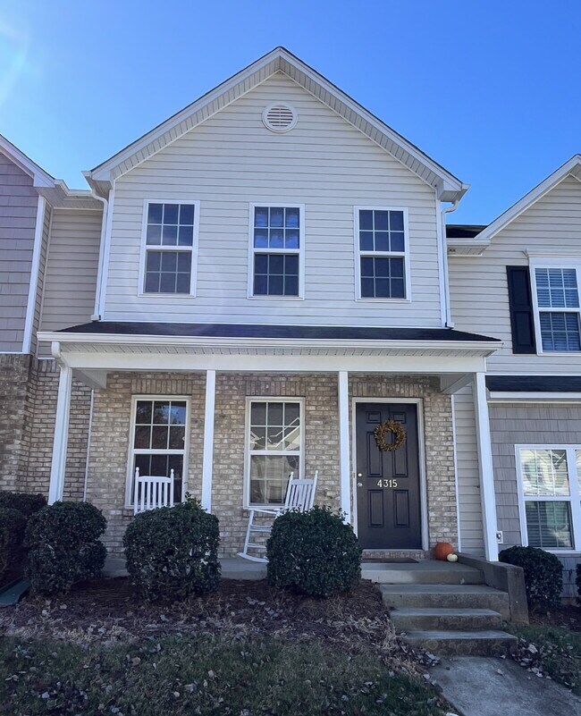 Foto del edificio - "Charming 2-Bedroom Townhouse Retreat with 2.5 Baths in Kernersville!"