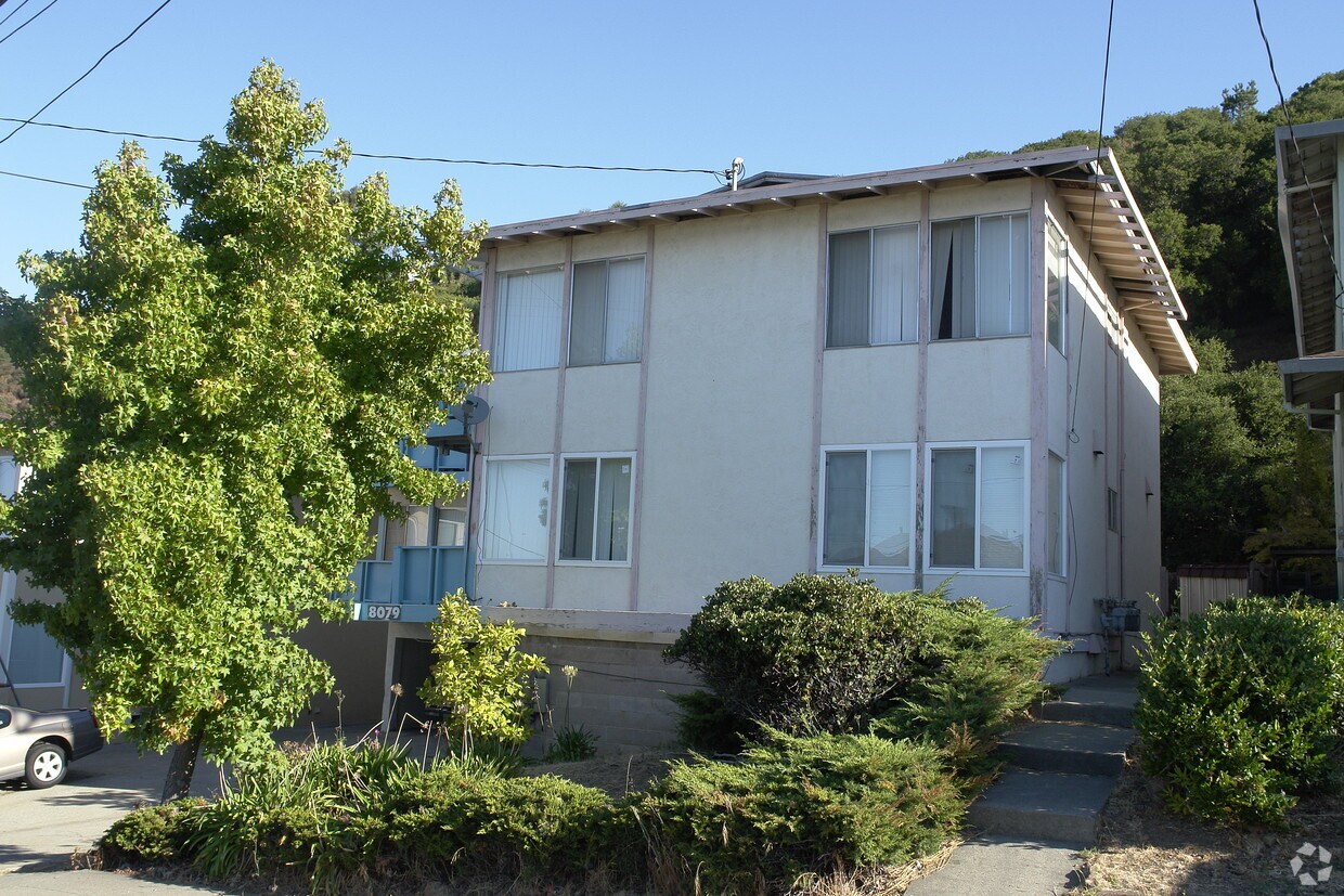 Building Photo - 8079 Greenridge Dr