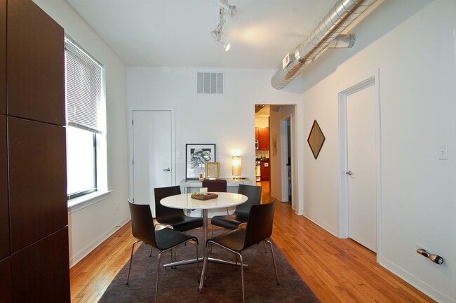 Foto del edificio - UK Village 2 Bed Duplex. Outdoor Space. Laundry. Separate Dining Room. Free Internet
