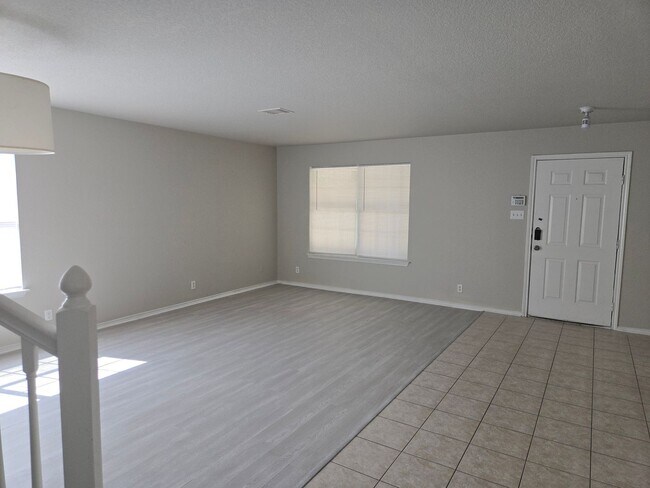 Building Photo - Spacious 4 Bedroom 2.5 Bath 2 Car Garage i...