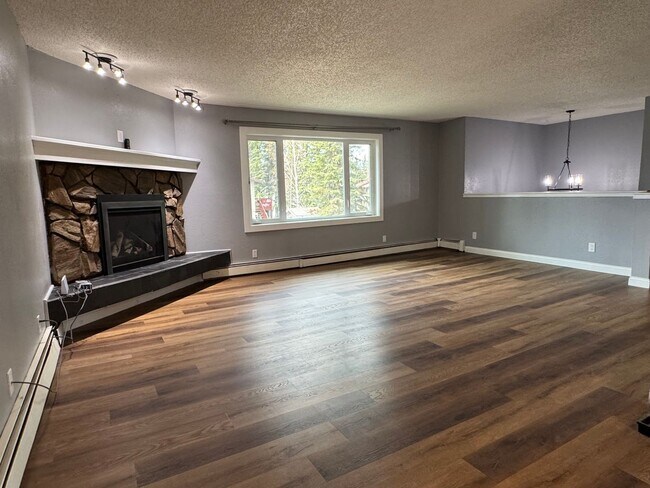 Foto del edificio - Spacious home / 2 car garage / No pets sorry