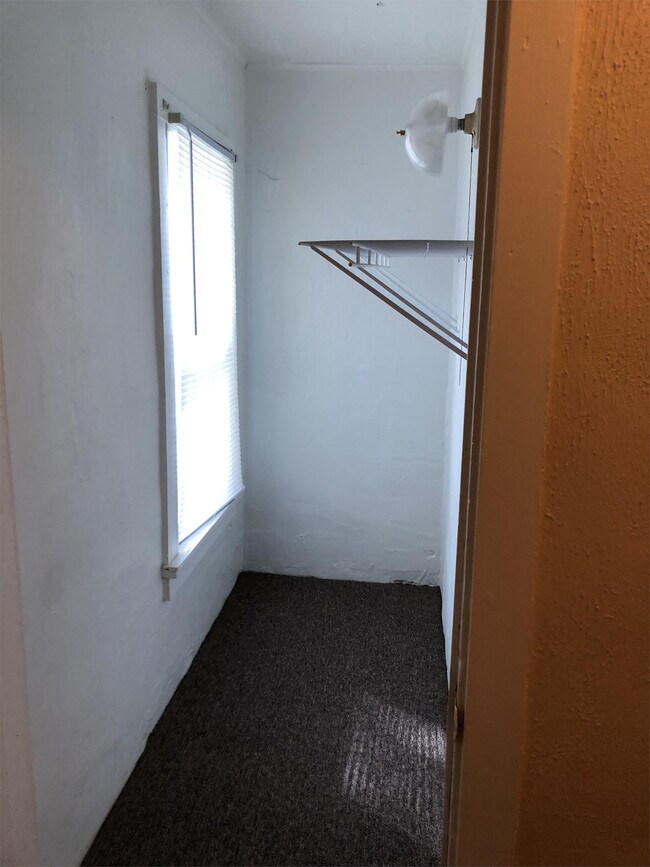 Building Photo - 700 E 6th St