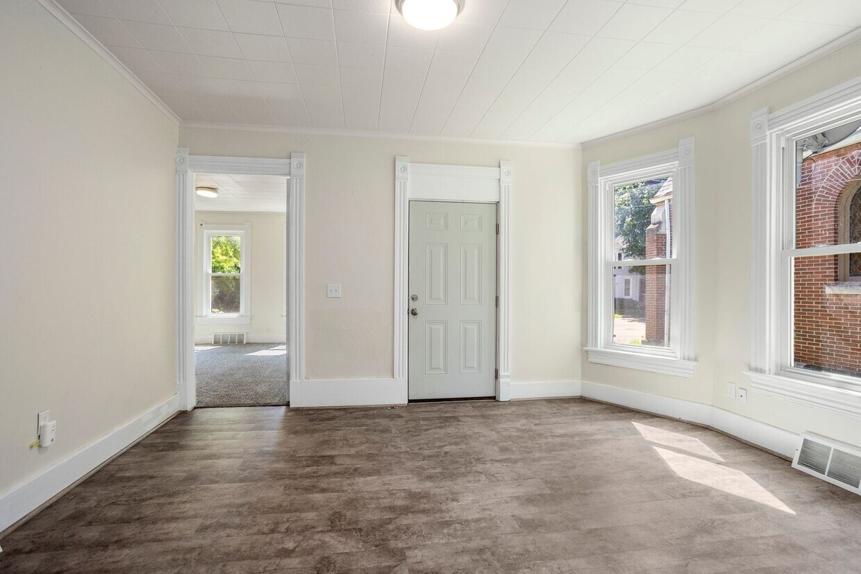 735 Jackson St Unit 735 Jackson Street lower, Oshkosh, WI 54901