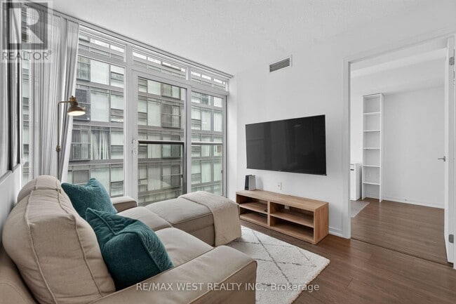 Building Photo - 36 Lisgar St