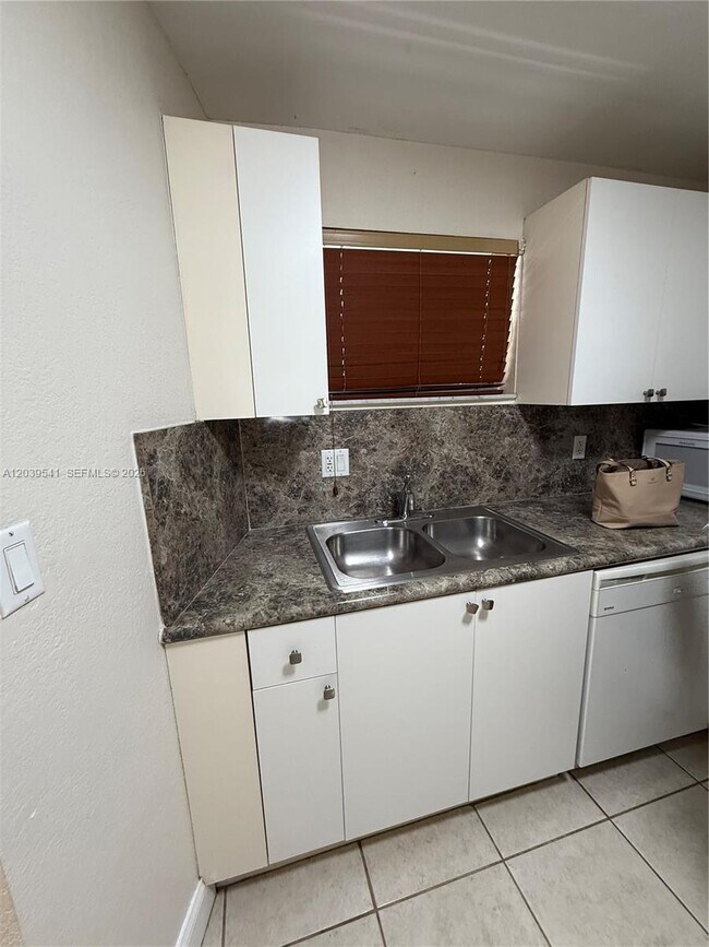 Foto del edificio - 4205 N University Dr