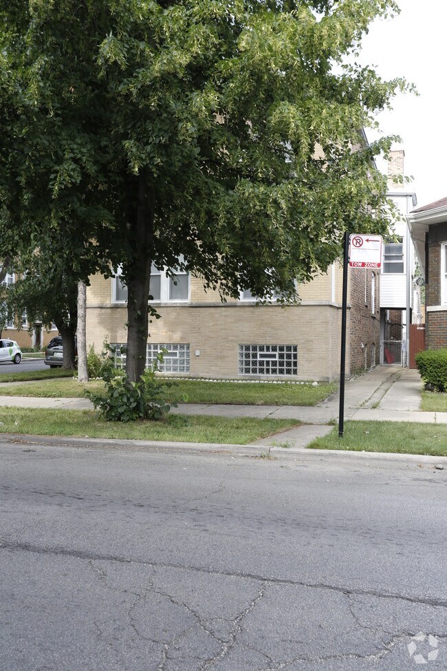 Building Photo - 3000 N Kostner Ave