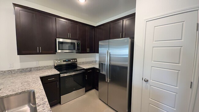 Building Photo - 616 Pacific Crest Trl