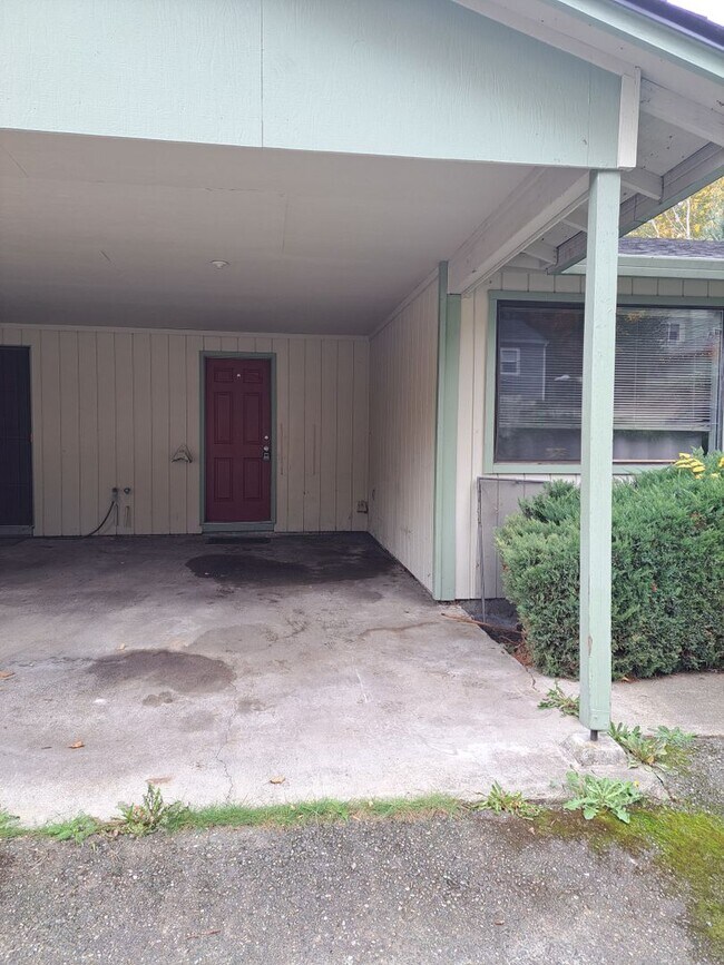 Building Photo - 2 Bedroom Duplex With Carport