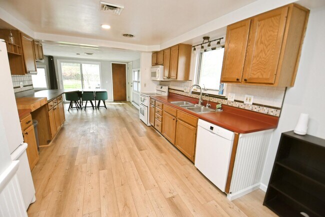 Foto del edificio - 3 bedroom 2 bath ranch style home in South Bend IN