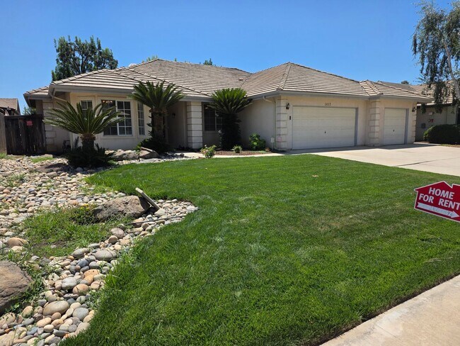 Foto del edificio - Beautiful 4 Bedroom 2 Bath Home