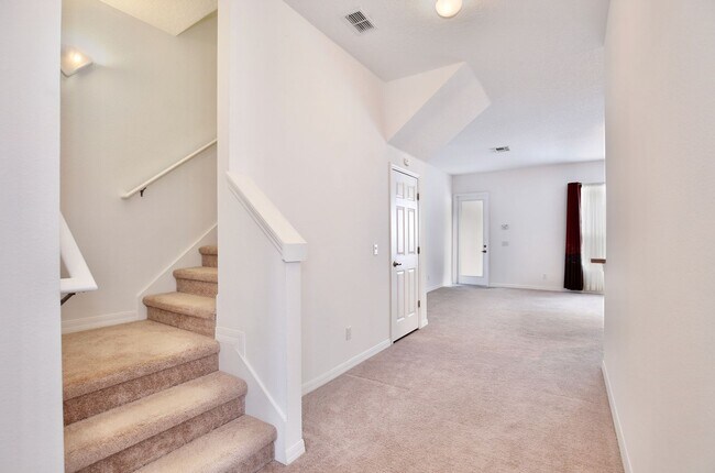 Building Photo - Beautiful 3/2.5 Spacious Townhome with a P...