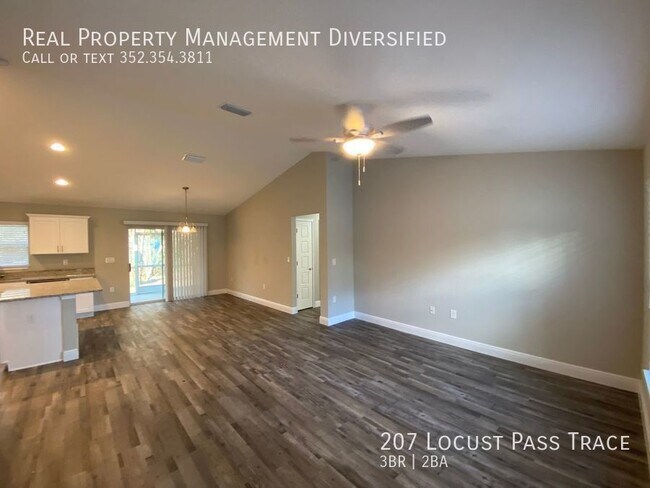 Building Photo - Silver Springs Shores - Welcome Home