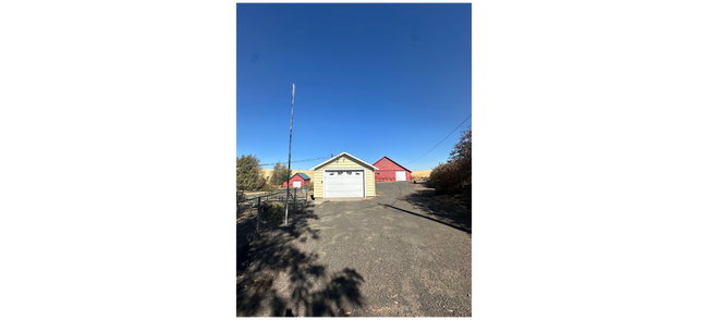 Building Photo - Secluded Country Living