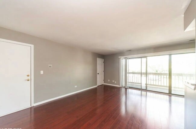 Building Photo - 209 W Court of Shorewood