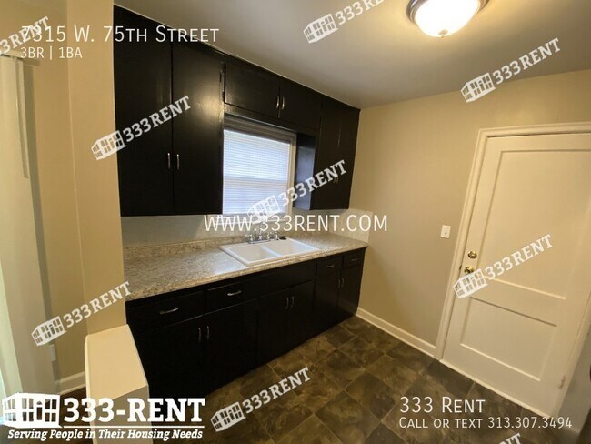 Building Photo - Three Bedroom Home with Plenty of Entertai...