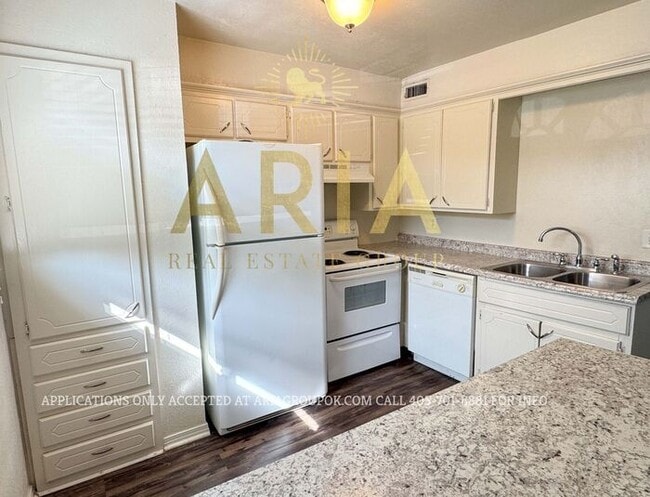Building Photo - Cute 2 Bed/1.5 Townhome Available NOW in T...