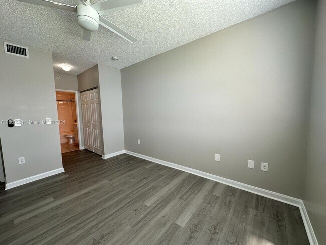Foto del edificio - 7980 N Nob Hill Rd