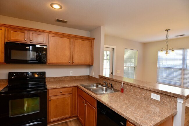 Building Photo - Three Bed, 2 1/2 Baths At The Highlands In...