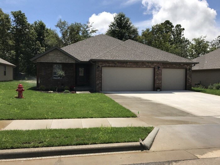 Primary Photo - Beautiful 4 bedroom home in Nixa in the Co...