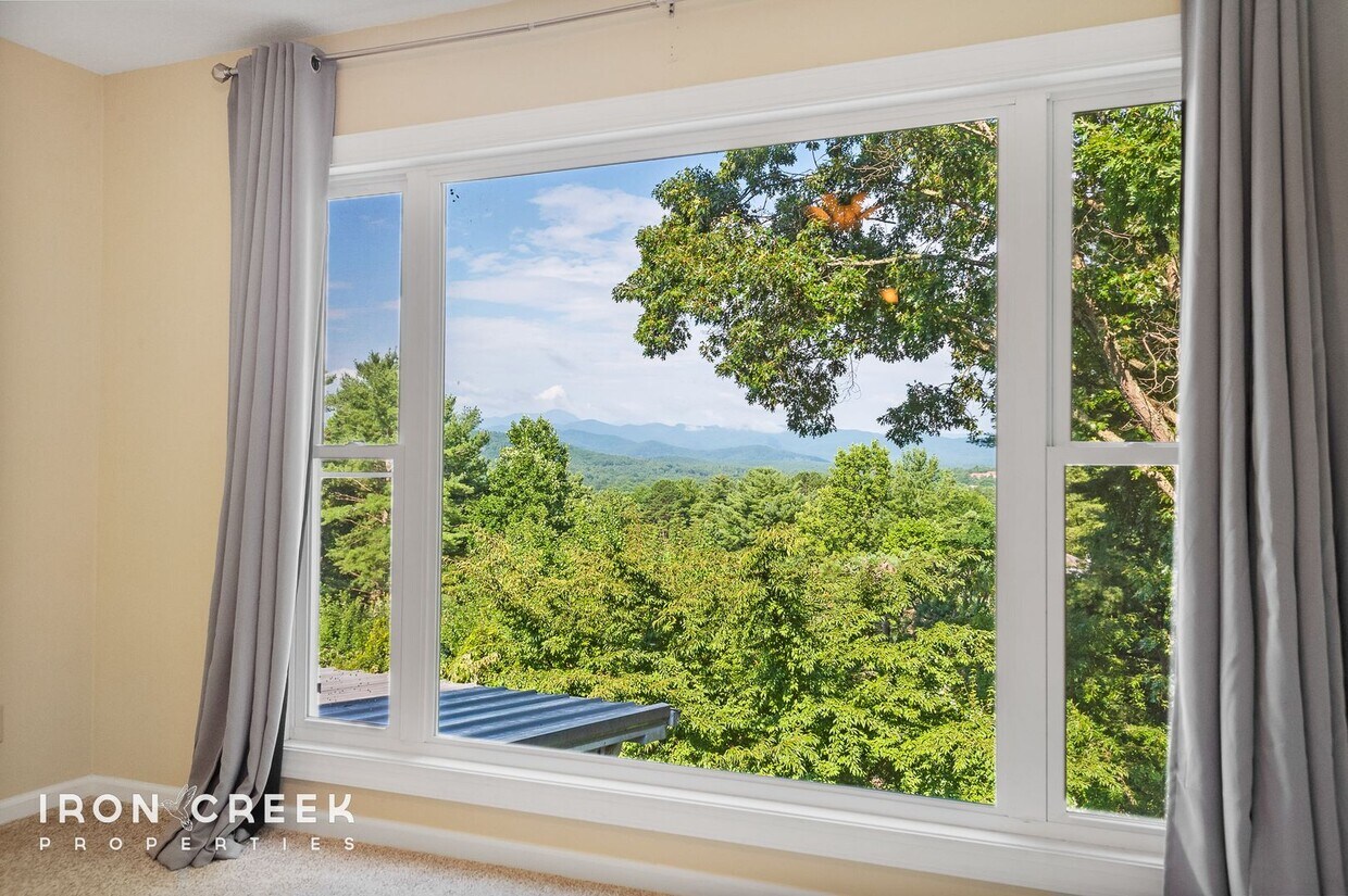 Primary Photo - Gorgeous 4-Bedroom Townhouse in South Ashe...