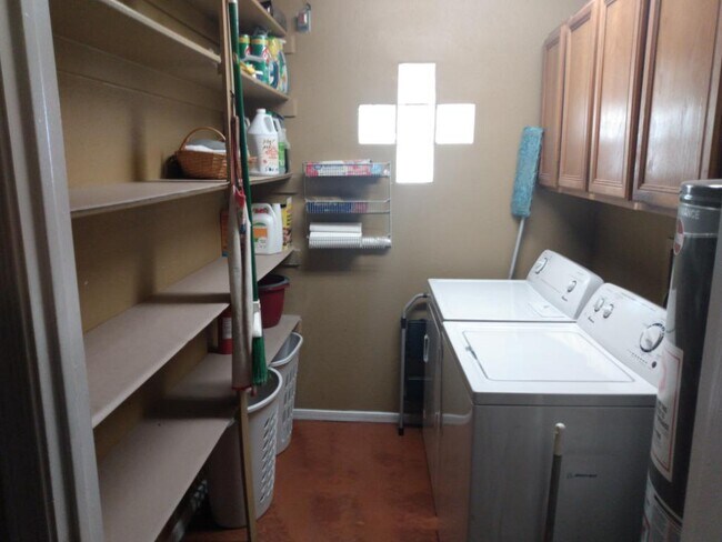 Foto del edificio - 1327 E Pierce St