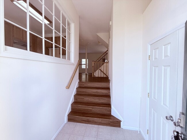 Building Photo - Luxury End Unit Townhome