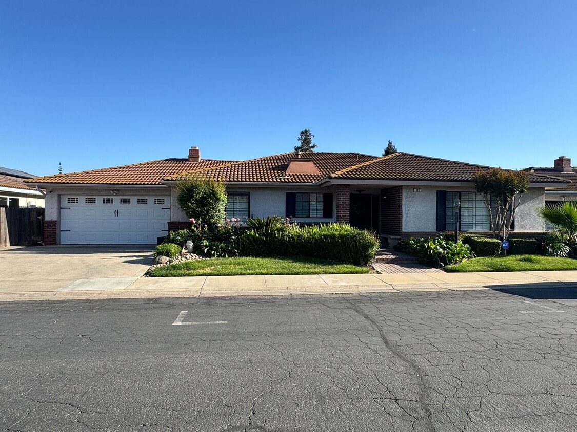 Foto principal - Charming 3 bed 2 bath home