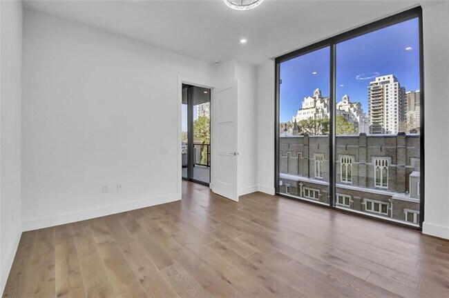 Foto del edificio - 2425 Peachtree Rd NE