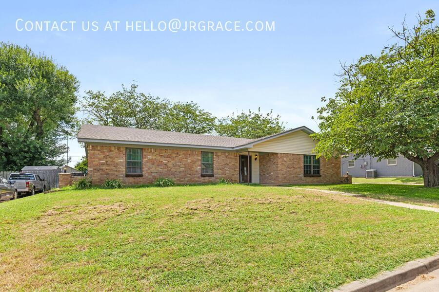 Foto principal - 429 Lindenwood Ln W