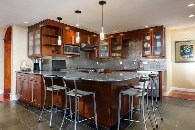 Building Photo - 65 E India Row