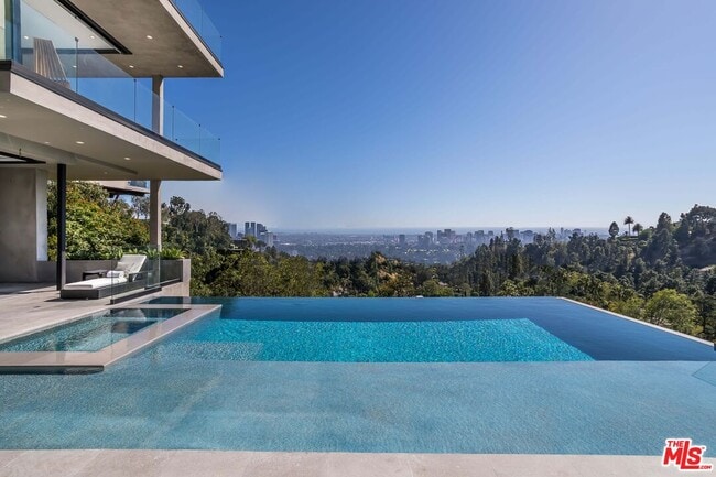 Foto del edificio - 9406 Lloydcrest Dr