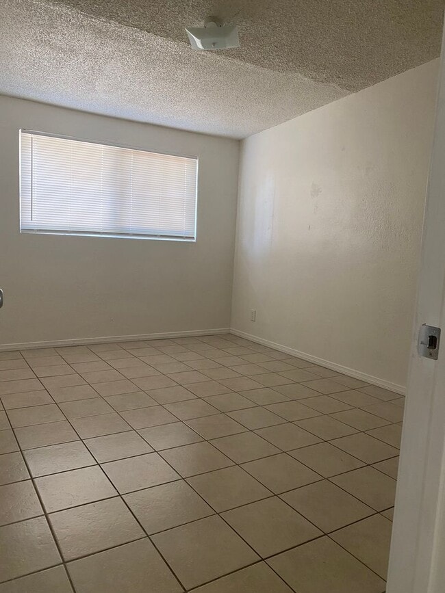 Building Photo - 687