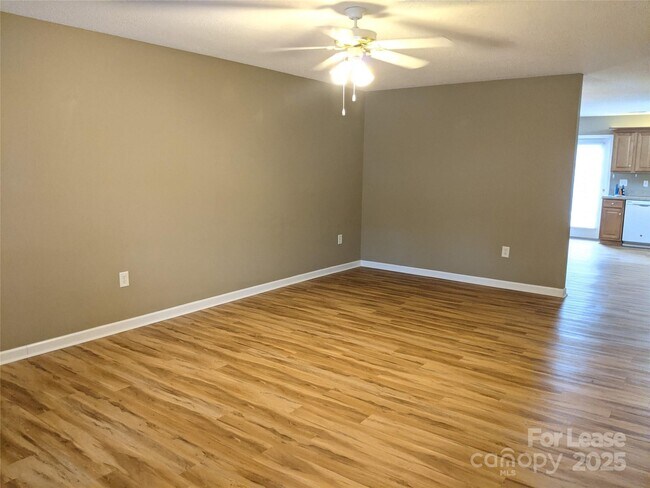 Foto del edificio - 140 Locomotive Ln