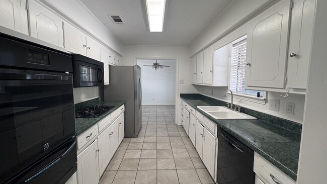 Building Photo - 621 Mink Dr