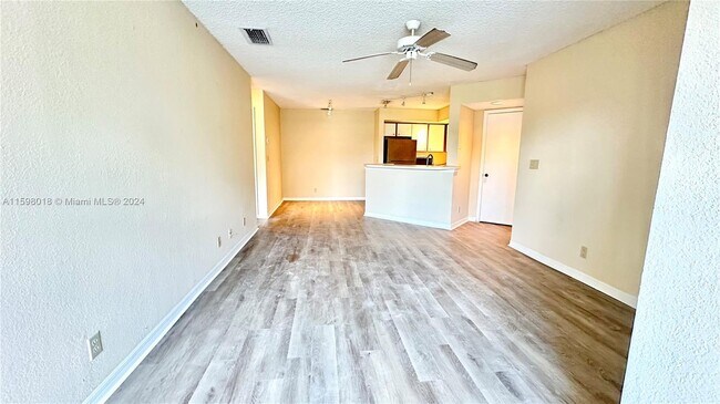 Foto del edificio - 3310 Pinewalk Dr N